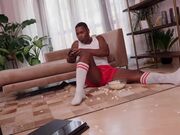 克洛伊 拉穆尔吮吸继子的鸡巴 让他打扫整个房子