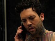 顽皮的阿丽雅 哈迪德喜欢操她的继父