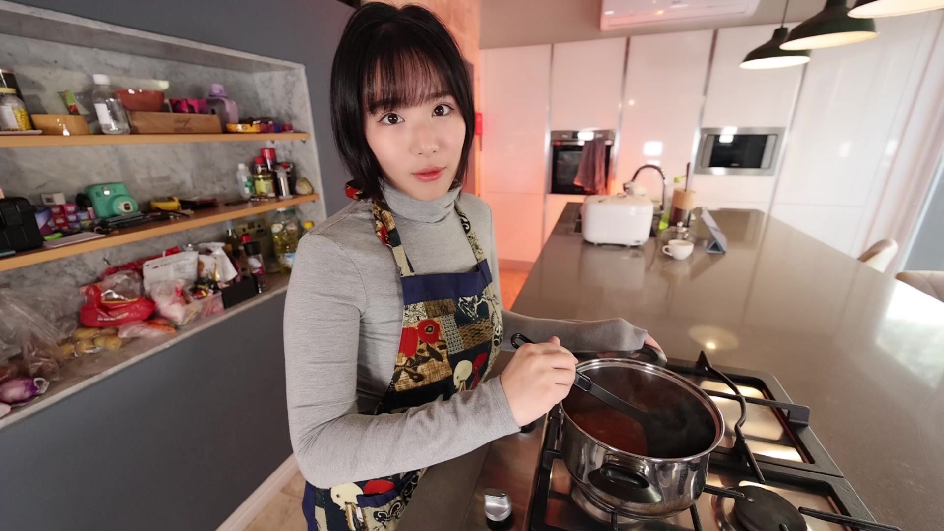 在酒吧工作的风骚少女勾引顾客做爱