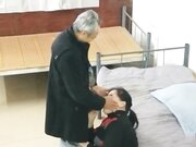 小旅馆趴窗偸拍江边老头乐熟女包个房间专门找老头卖肉口交时给老头乐坏了