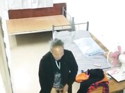 小旅馆趴窗偸拍江边老头乐熟女包个房间专门找老头卖肉口交时给老头乐坏了