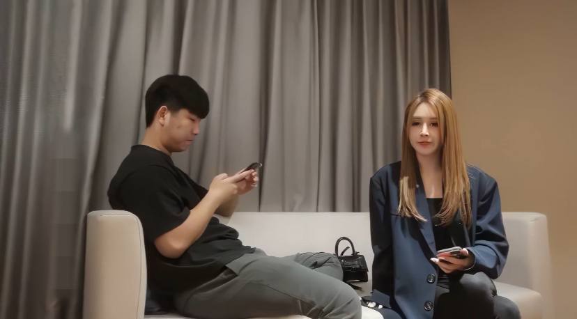 西装冷酷御姐没想到也有反差一面