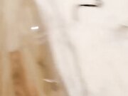 男主同时调教两个女奴 让她们相互舌吻 舔奶 舔逼 最后还往两个女奴嘴里撒尿