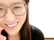 清纯眼镜小姐姐初下海 甜美性格好 半脱下内裤特写掰穴 跪在床上翘起屁股