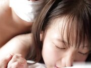 皮肤特别的白皙的无毛少女