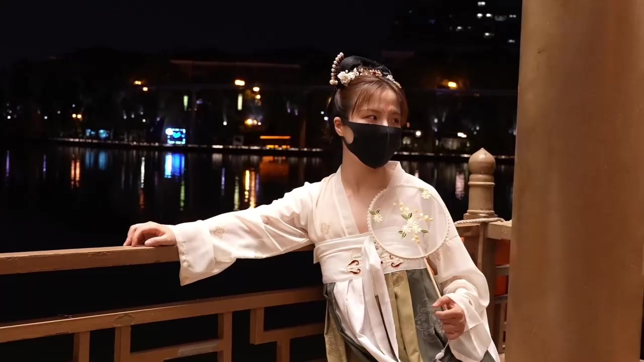 樱花小猫_古风少女户外漏出骚穴，想要被大肉棒后入