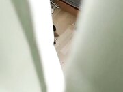 不懂事的小妹妹在上铺偷拍妈妈跟后爹和他朋友玩3P游戏 淫乱不堪的画面各种姿势