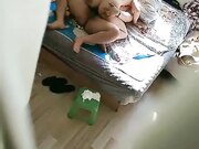 不懂事的小妹妹在上铺偷拍妈妈跟后爹和他朋友玩3P游戏 淫乱不堪的画面各种姿势