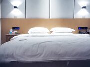 极品长相甜美萌妹子 脱光光沙发吸奶扣逼再到床上