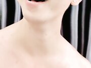 丝袜高跟露脸美女模特被小哥疯狂蹂躏，口交大鸡巴草嘴深喉，撕烂丝袜舔逼，大鸡巴无套抽插各种体位玩弄好骚