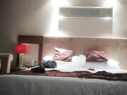 酒店选秀骚气十足的美女少妇服务 先跳艳舞又用振动棒插她 玩的淫水直流