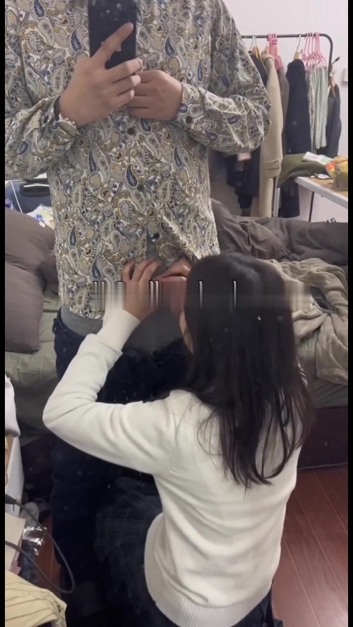 母狗就应该每时每刻为主人服务，她很喜欢吃我的弟弟觉得