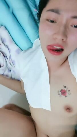 蝴蝶逼小白领跟小哥激情性爱啪啪 全程露脸口交大鸡巴 骑在小哥脖子上掰开骚穴