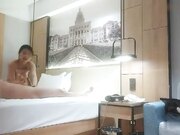 等了好久来了个大奶妹 脱掉衣服一直揉 舔屌深喉到床上操 站立扶着沙发后入猛操