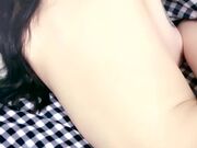 抠骚逼没反应大鸡巴直接插进去压在身下就是草 玩她骚奶头好刺激