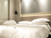 丰满翘臀简直是魔鬼身材，配上人畜无害的清纯面庞，让人无法自拔