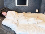 女友躺在被窝里还是这么骚