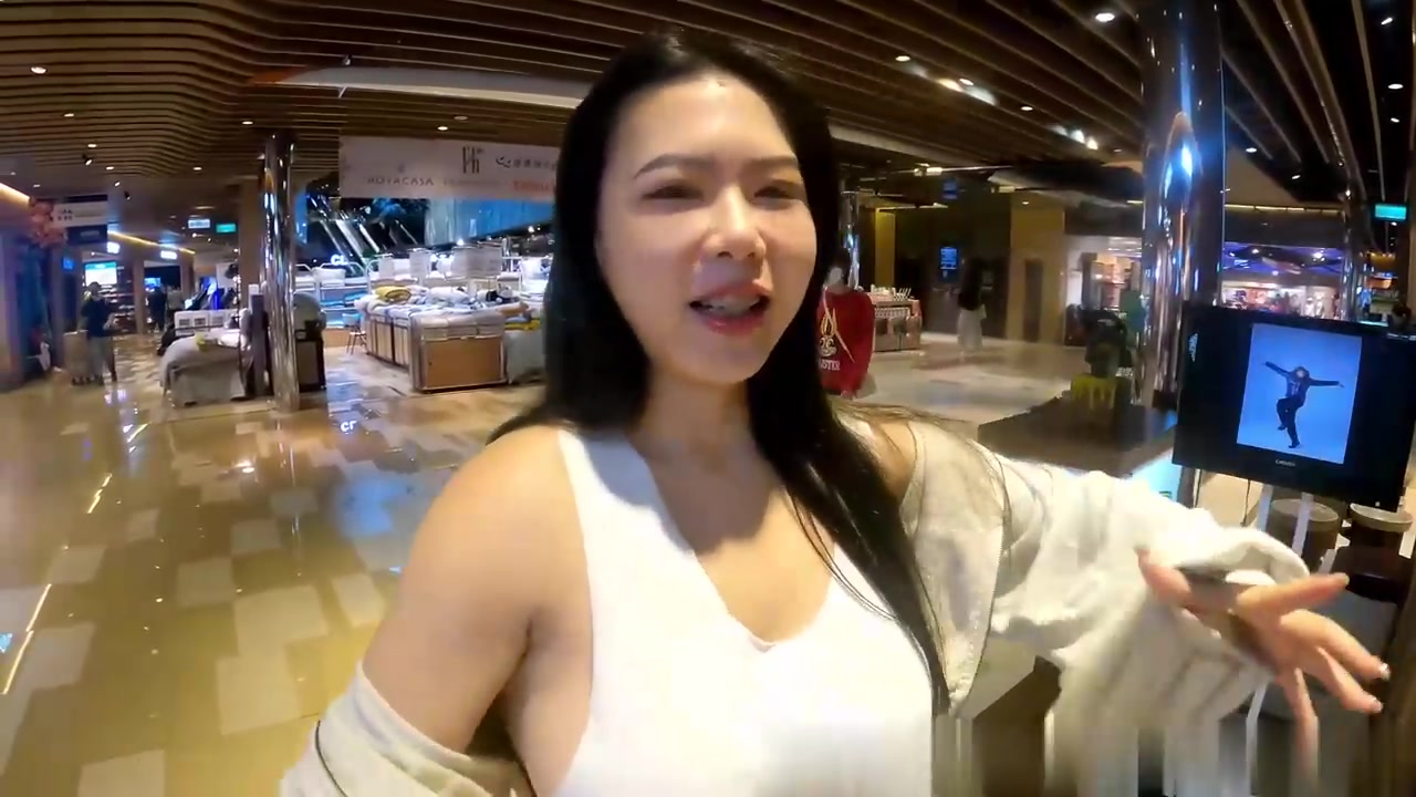 他把蛋糕奶油涂在我的乳房上舔它们，我已经准备好接受鸡巴了，最后像奶油一样射在脸上