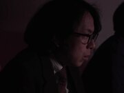 她带着一种自由的感觉挤压着大鸡巴 尿了很多 一遍又一遍地射精