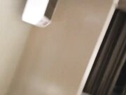 乳大臀翘的裹胸装短裤美女2800元约到酒店啪啪 沙发上揉奶抠逼 口交 抱起来插