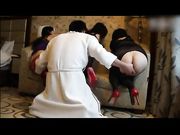 周末约上女友的闺蜜 在家中玩了一次三飞 三个大屁股翘着等我操