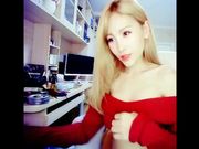 超大号的震动棒玩弄自己的阴蒂