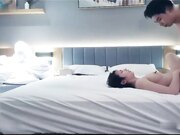 长相甜美清纯的漂亮美女酒店和网友开房 开始害羞不愿脱衣服 强扒光 皮肤雪白