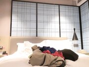 气质美女想怎么玩多可以，舌吻互摸调情坐上来插入，塞得满满侧入后入操的呻吟连连