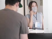 银行职员一边给客户办理业务一边柜台内偷偷做爱