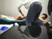 少妇开按摩店，等客户上门做特殊服务顺便直播赚钱，