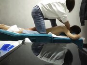 少妇开按摩店，等客户上门做特殊服务顺便直播赚钱，