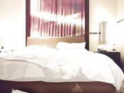 极品清纯外围女神，胸大臀翘，肤白貌美，高抬玉腿任