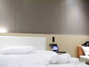 人妻少妇搞完又说有人查房吓得女的穿起衣服就跑