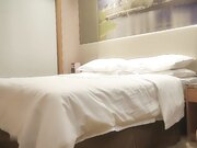 气质甜美外围小少妇 手伸进内裤揉搓肥穴 镜头前深喉扛起大长腿 拉着手站立后入