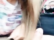 颜值不错的妹子 穿着黑色性感丝袜 户外和炮友车震啪啪大秀 口交 深喉