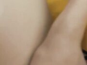 牛仔短裤大长腿贫乳美女和炮友居家啪啪 近距离特写口交舔屌 翘起屁股舔逼后入