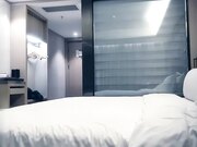 长相甜美蓝色毛衣妹子，快插进来各种裤子自摸，近距离拍摄口交后入骑坐