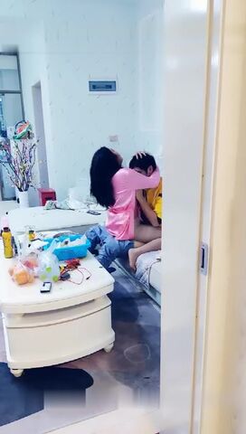 让老婆勾引上门服务的外卖员偷拍 沙发上口交时间紧任务重衣服都没脱就开干