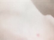 白衣长发妹子，脱光光摸奶舔弄口交近距离特写，抬腿猛操呻吟娇喘