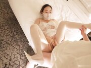 淫荡新娘新婚当天和伴郎旧情复发_白丝足交性爱女上位干射伴郎数次