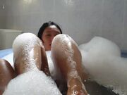 最新流出留学生 刘玥浴室内做爱 泡泡涂满蝴蝶穴