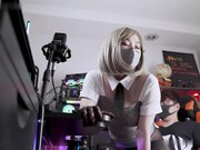 在玩游戏女友就忍不住勾引我内射