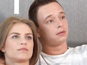 饥渴的继母熟女试图偷走女儿男友的鸡巴一把抓过来就开始大口吃鸡果断内射