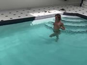 妻子在公共游泳池被勾引操逼白浆直流最后颜射