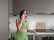 继子勾引骚逼继母做爱承诺操逼完事后会努力学习骚逼妈妈只好满足儿子大鸡巴