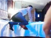 山鸡岁月极品美臀女技师 长相甜美按摩调情 脱下黑丝手指摸穴 翘起双腿舔逼