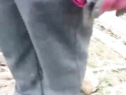 户外勾搭农民大哥激情4P啪啪 拖拉机旁脱了裤子给大哥口交大鸡巴 后入爆草抽插