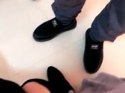 户外勾搭性感美骚妇勾引猴急环卫工大爷回寓所只要配合直播免费让他草对白淫荡