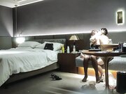 一边被卷毛狠操一边给男朋友发语音，被卷毛偷偷拔套猛干，绝顶高潮喷水