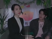 国产动作片_夹娃娃竟夹到痴女_性感御姐_苡若出演